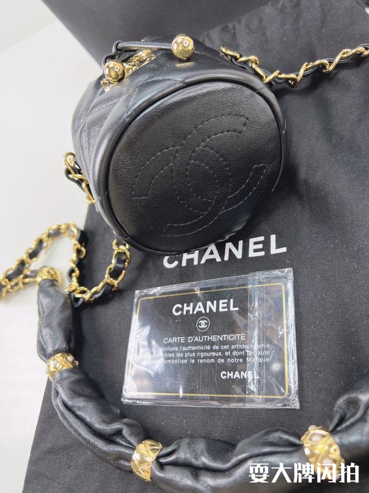 Chanel香奈儿 全新21b黑金羊皮金属链带水桶包 Chanel 香奈儿全新21b黑金羊皮金属链带水桶包，可爱又百搭，专柜断货！难得来一只现货，附件尘袋，有保卡镭射31开，我们现货好价带走啦
